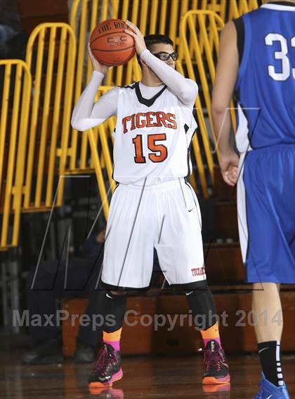 Thumbnail 1 in Edgemont vs. Tuckahoe (Coaches vs Cancer Classic) photogallery.