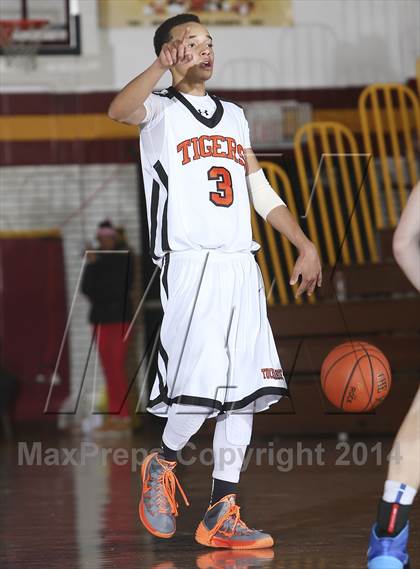 Thumbnail 2 in Edgemont vs. Tuckahoe (Coaches vs Cancer Classic) photogallery.