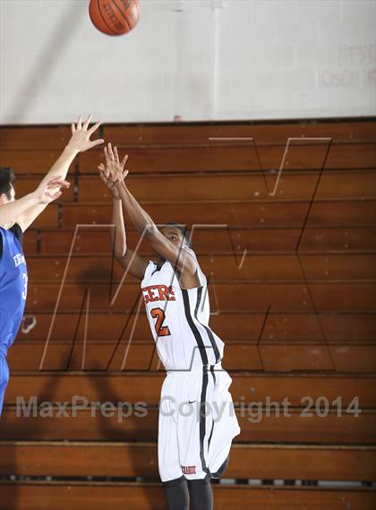 Thumbnail 1 in Edgemont vs. Tuckahoe (Coaches vs Cancer Classic) photogallery.