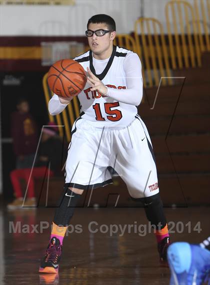 Thumbnail 2 in Edgemont vs. Tuckahoe (Coaches vs Cancer Classic) photogallery.