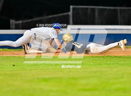 Thumbnail 1 in DeRidder vs Sacred Heart Ville Platte photogallery.