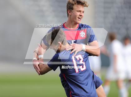 Thumbnail 3 in Roaring Fork vs. Kent Denver (CHSAA 3A State Final) photogallery.