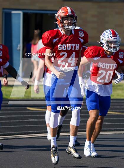 Thumbnail 1 in Murat Shrine North/South All Start Football Classic photogallery.