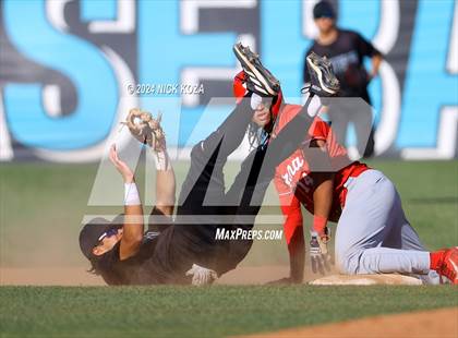 Thumbnail 1 in Corona vs. Santiago photogallery.