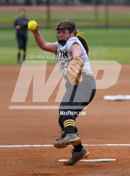 Thumbnail 2 in Hixson vs Chattanooga Central photogallery.