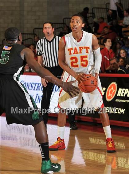 Thumbnail 1 in De La Salle vs. Taft (Nike Extravaganza) photogallery.