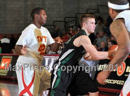 Thumbnail 3 in De La Salle vs. Taft (Nike Extravaganza) photogallery.