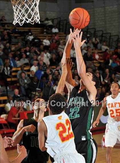 Thumbnail 1 in De La Salle vs. Taft (Nike Extravaganza) photogallery.