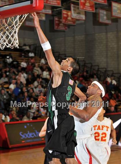 Thumbnail 3 in De La Salle vs. Taft (Nike Extravaganza) photogallery.