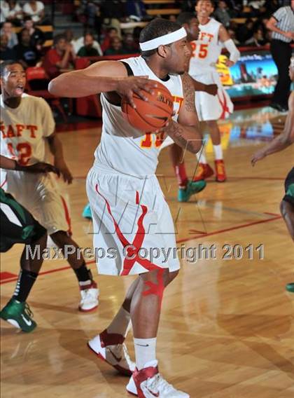 Thumbnail 3 in De La Salle vs. Taft (Nike Extravaganza) photogallery.