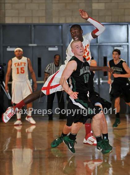 Thumbnail 2 in De La Salle vs. Taft (Nike Extravaganza) photogallery.