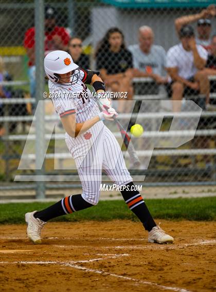 Thumbnail 2 in Gretna East vs. Hastings photogallery.