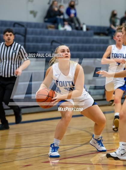 Thumbnail 2 in Toutle Lake vs South Bend (WIAA 2B District Playoff) photogallery.