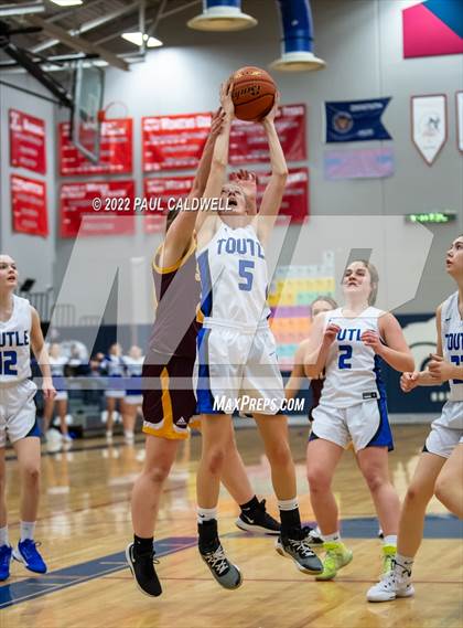 Thumbnail 2 in Toutle Lake vs South Bend (WIAA 2B District Playoff) photogallery.