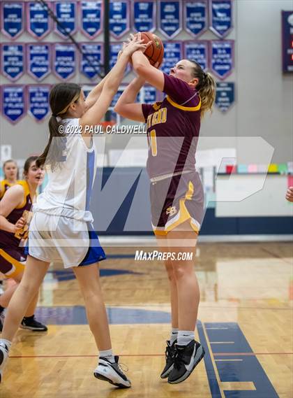 Thumbnail 2 in Toutle Lake vs South Bend (WIAA 2B District Playoff) photogallery.