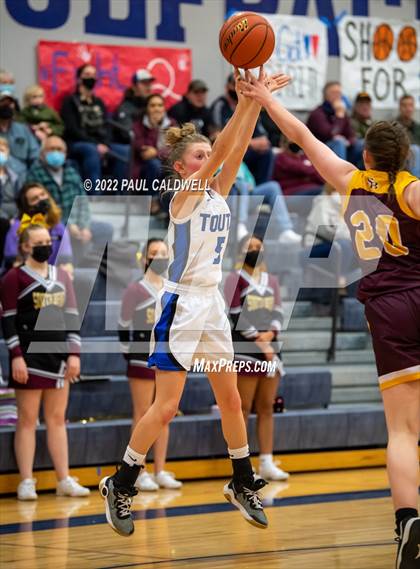 Thumbnail 2 in Toutle Lake vs South Bend (WIAA 2B District Playoff) photogallery.