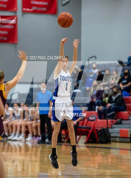 Thumbnail 2 in Toutle Lake vs South Bend (WIAA 2B District Playoff) photogallery.
