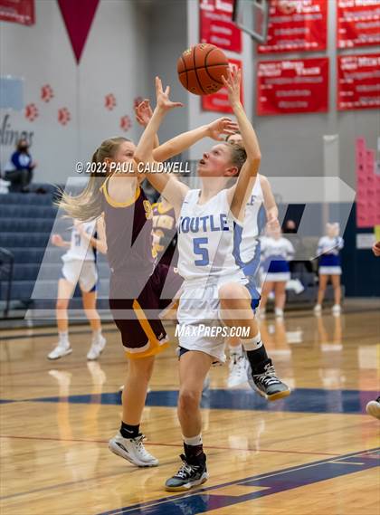 Thumbnail 2 in Toutle Lake vs South Bend (WIAA 2B District Playoff) photogallery.