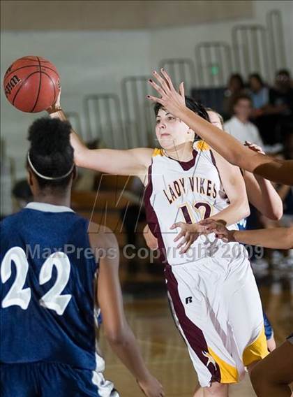 Thumbnail 1 in Edison vs. Clovis East photogallery.