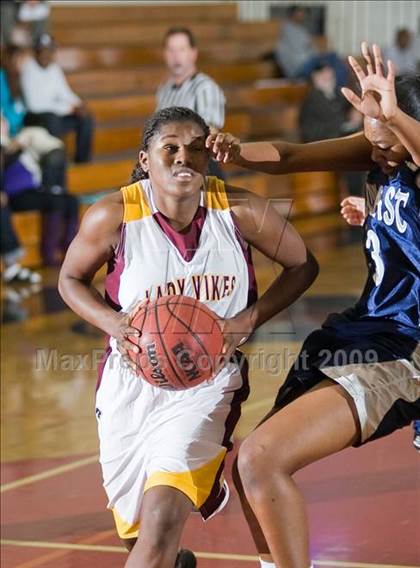 Thumbnail 3 in Edison vs. Clovis East photogallery.