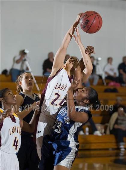 Thumbnail 2 in Edison vs. Clovis East photogallery.
