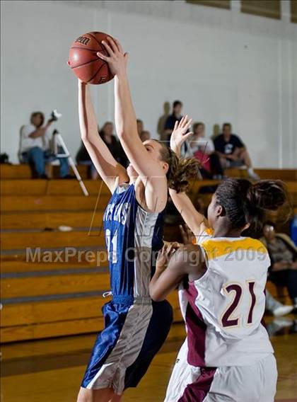 Thumbnail 2 in Edison vs. Clovis East photogallery.