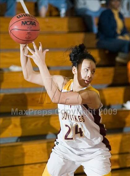 Thumbnail 1 in Edison vs. Clovis East photogallery.