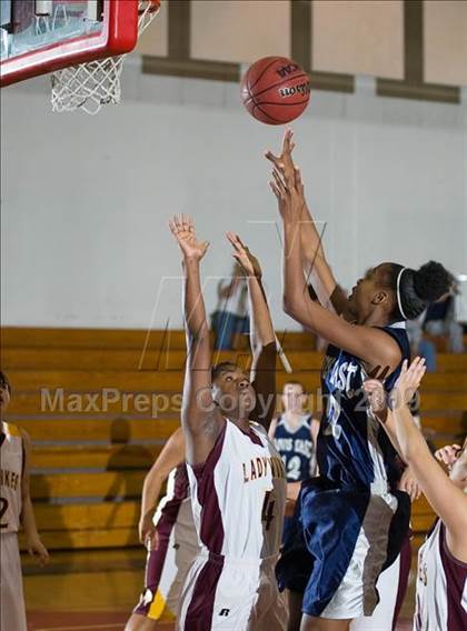 Thumbnail 1 in Edison vs. Clovis East photogallery.