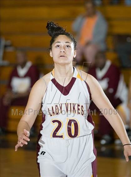 Thumbnail 2 in Edison vs. Clovis East photogallery.