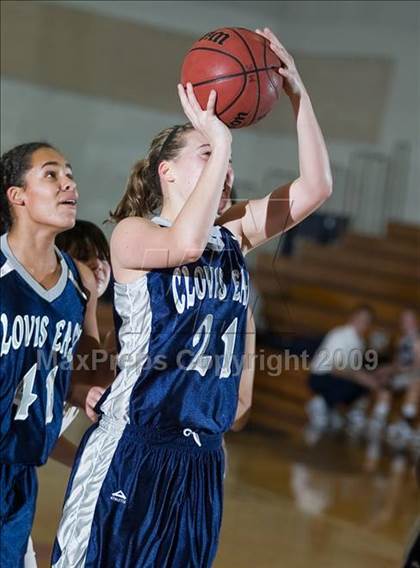 Thumbnail 2 in Edison vs. Clovis East photogallery.