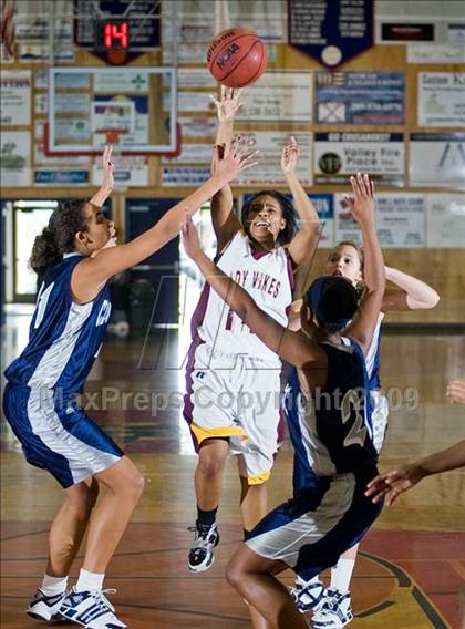 Thumbnail 1 in Edison vs. Clovis East photogallery.