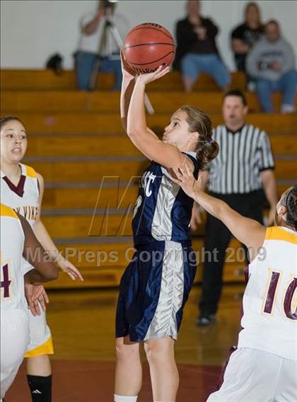 Thumbnail 2 in Edison vs. Clovis East photogallery.
