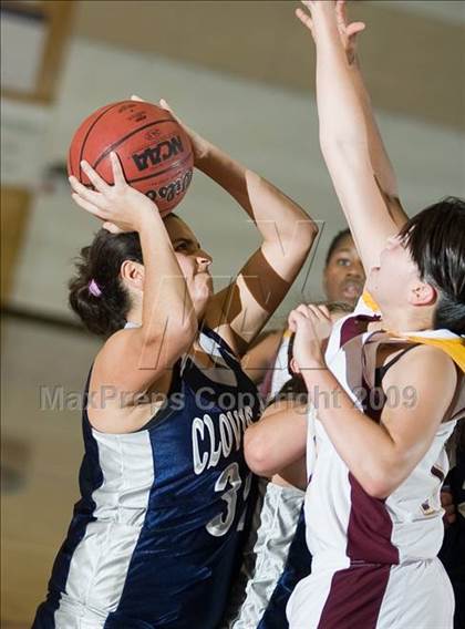Thumbnail 2 in Edison vs. Clovis East photogallery.