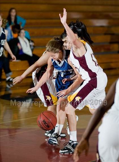 Thumbnail 3 in Edison vs. Clovis East photogallery.
