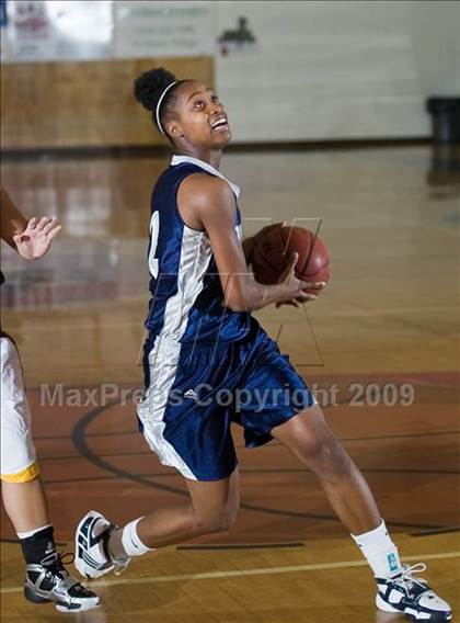 Thumbnail 2 in Edison vs. Clovis East photogallery.
