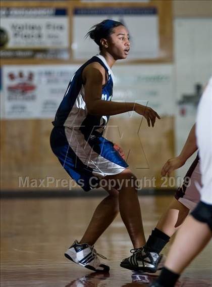 Thumbnail 3 in Edison vs. Clovis East photogallery.