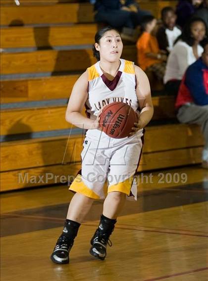 Thumbnail 2 in Edison vs. Clovis East photogallery.