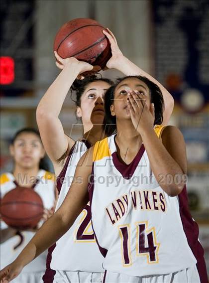 Thumbnail 1 in Edison vs. Clovis East photogallery.