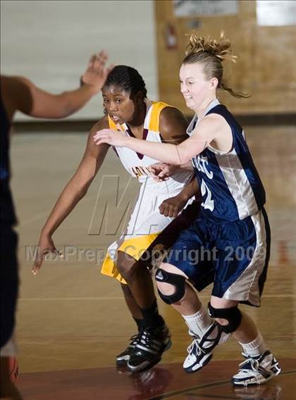 Thumbnail 2 in Edison vs. Clovis East photogallery.