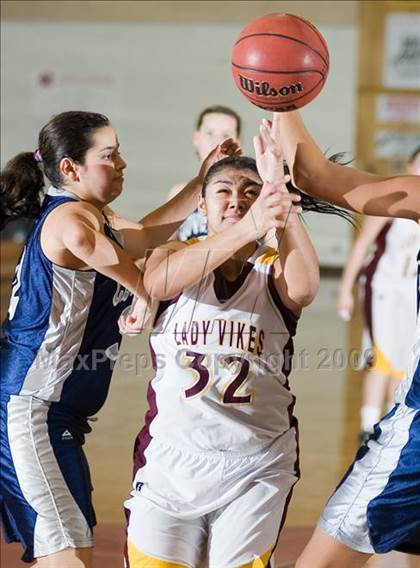 Thumbnail 3 in Edison vs. Clovis East photogallery.