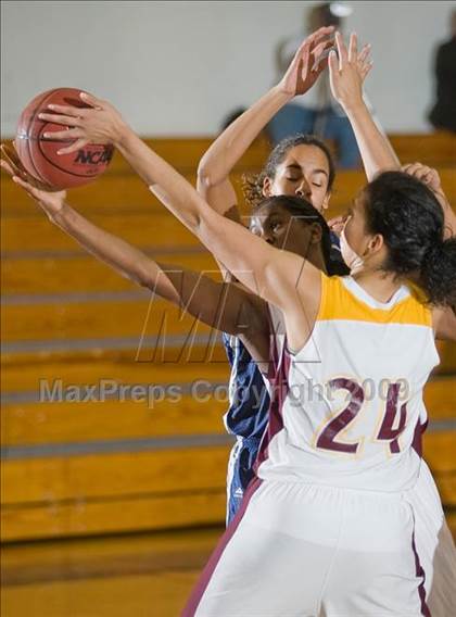 Thumbnail 1 in Edison vs. Clovis East photogallery.