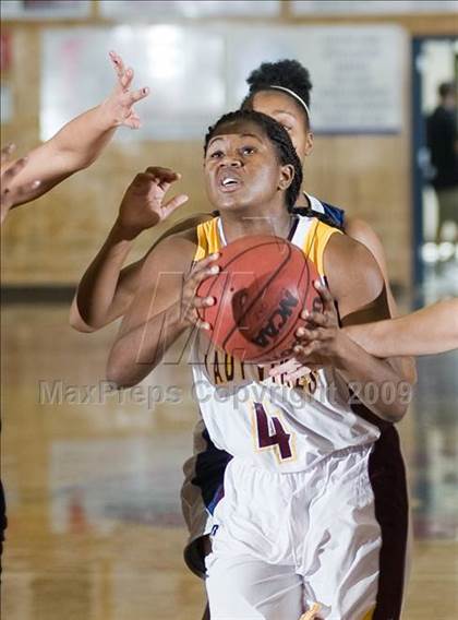 Thumbnail 2 in Edison vs. Clovis East photogallery.