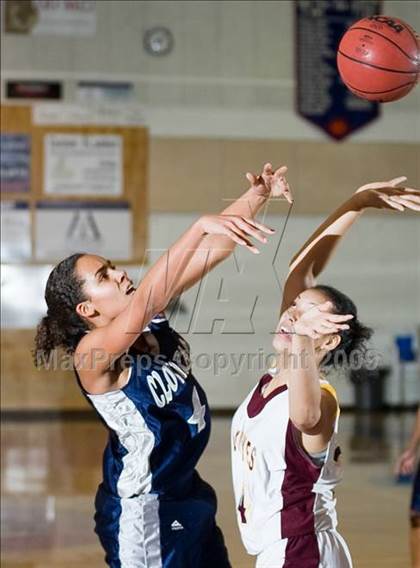 Thumbnail 3 in Edison vs. Clovis East photogallery.
