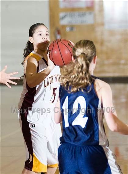Thumbnail 3 in Edison vs. Clovis East photogallery.