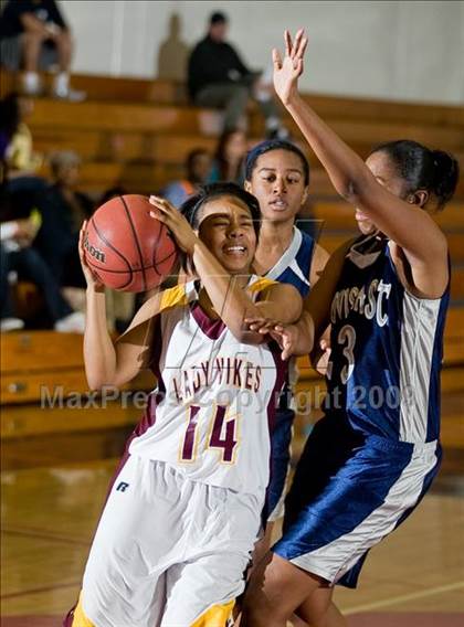 Thumbnail 2 in Edison vs. Clovis East photogallery.