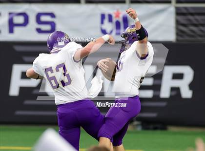 Thumbnail 3 in Post vs. Shiner (UIL 2A Division 1 State Final) photogallery.