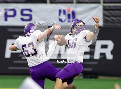 Thumbnail 2 in Post vs. Shiner (UIL 2A Division 1 State Final) photogallery.