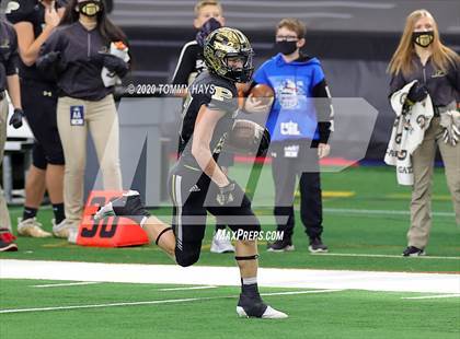 Thumbnail 2 in Post vs. Shiner (UIL 2A Division 1 State Final) photogallery.