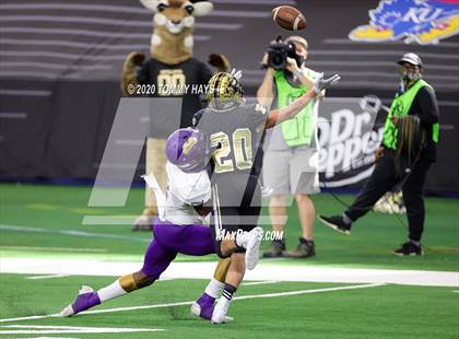 Thumbnail 2 in Post vs. Shiner (UIL 2A Division 1 State Final) photogallery.