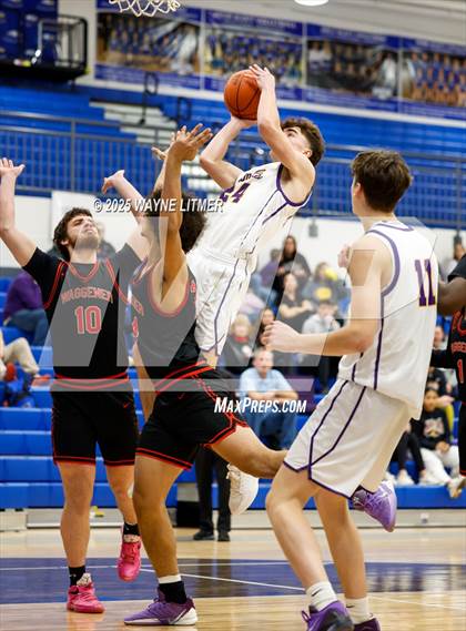 Thumbnail 1 in Waggener vs Campbell County photogallery.